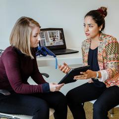 Dr Atiyeh Vaezipour and client discussing VR